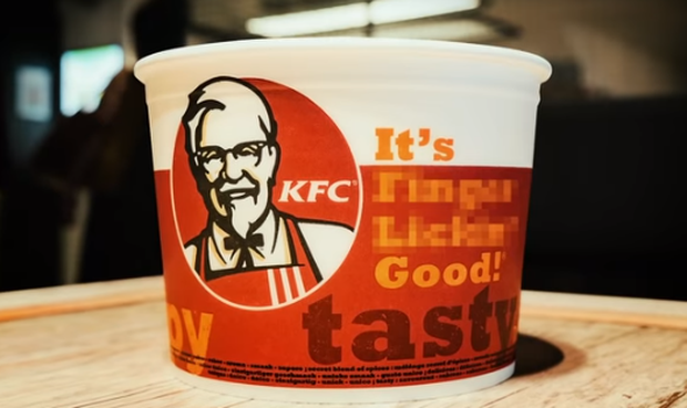  Sau 64 năm, KFC phải ngừng dùng slogan Vị ngon trên từng ngón tay vì không hợp thời với Covid-19 - Ảnh 1.