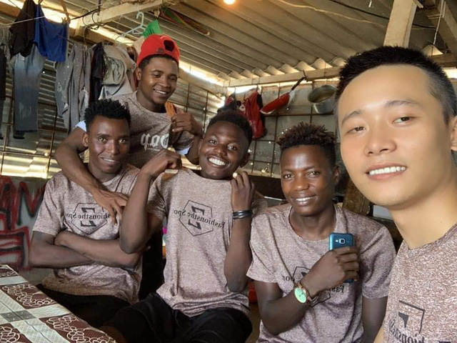  Review cuộc sống ở châu Phi, youtuber Việt đạt 1 triệu đăng ký sau 1 năm, thu nhập vài trăm triệu/tháng, thường xuyên làm từ thiện cho người nghèo - Ảnh 4.