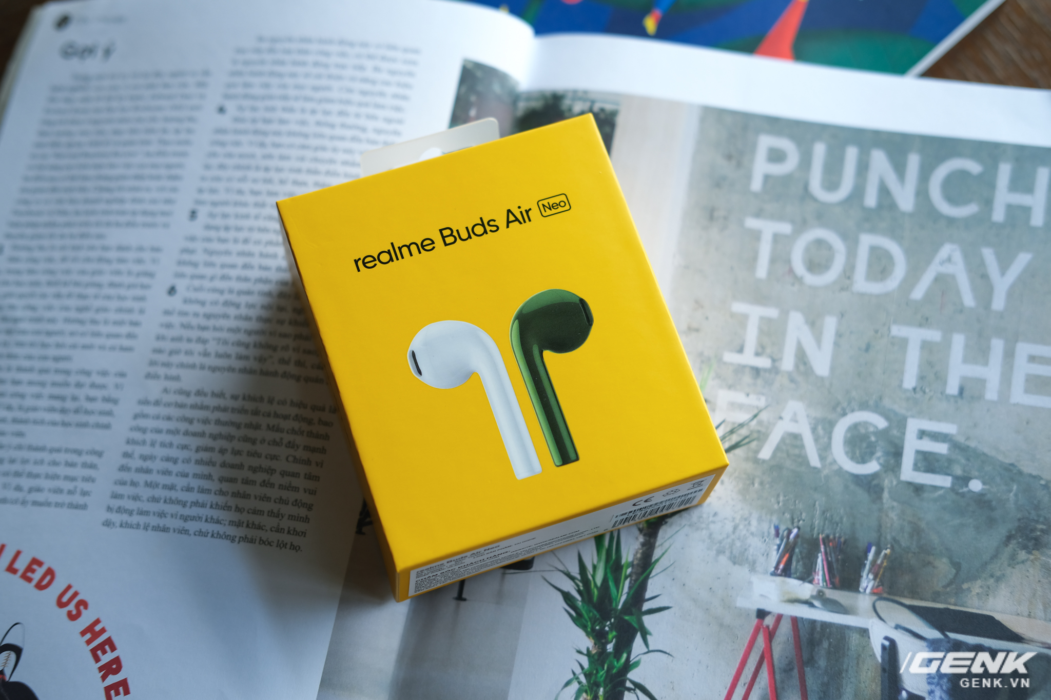Trên tay tai nghe không dây Realme Buds Air Neo: Thoạt nhìn tưởng AirPods, có điều giá chưa đến 2 triệu đồng - Ảnh 1.