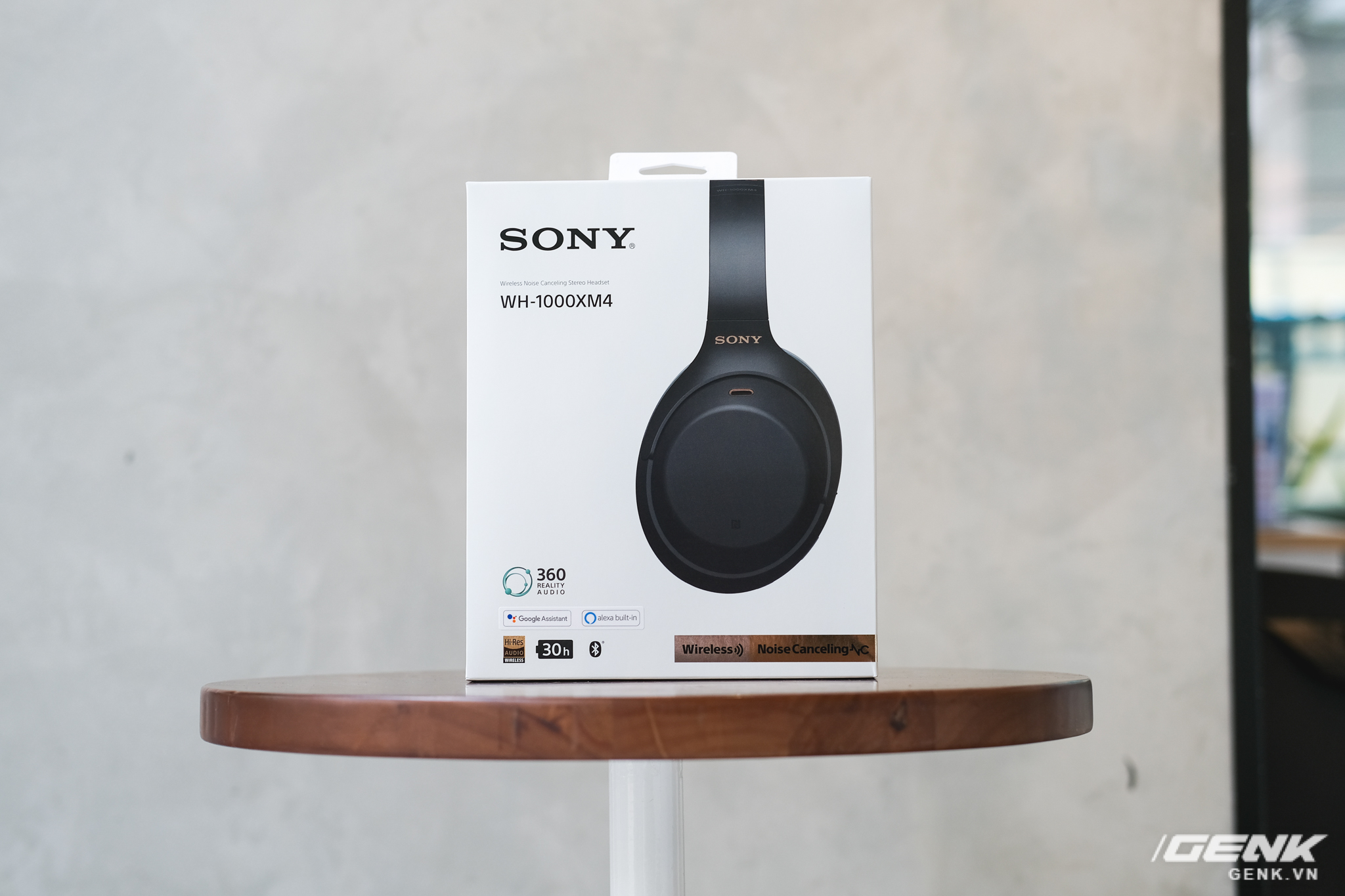 Trên tay tai nghe Sony WH-1000XM4: Ngoại hình không thay đổi, kết nối 1 lúc 2 thiết bị, nâng cấp chống ồn, giá 8,49 triệu đồng - Ảnh 1. Trên tay tai nghe Sony WH-1000XM4: Ngoại hình không thay đổi, kết nối 1 lúc 2 thiết bị, nâng cấp chống ồn, giá 8,49 triệu đồng - Ảnh 1.