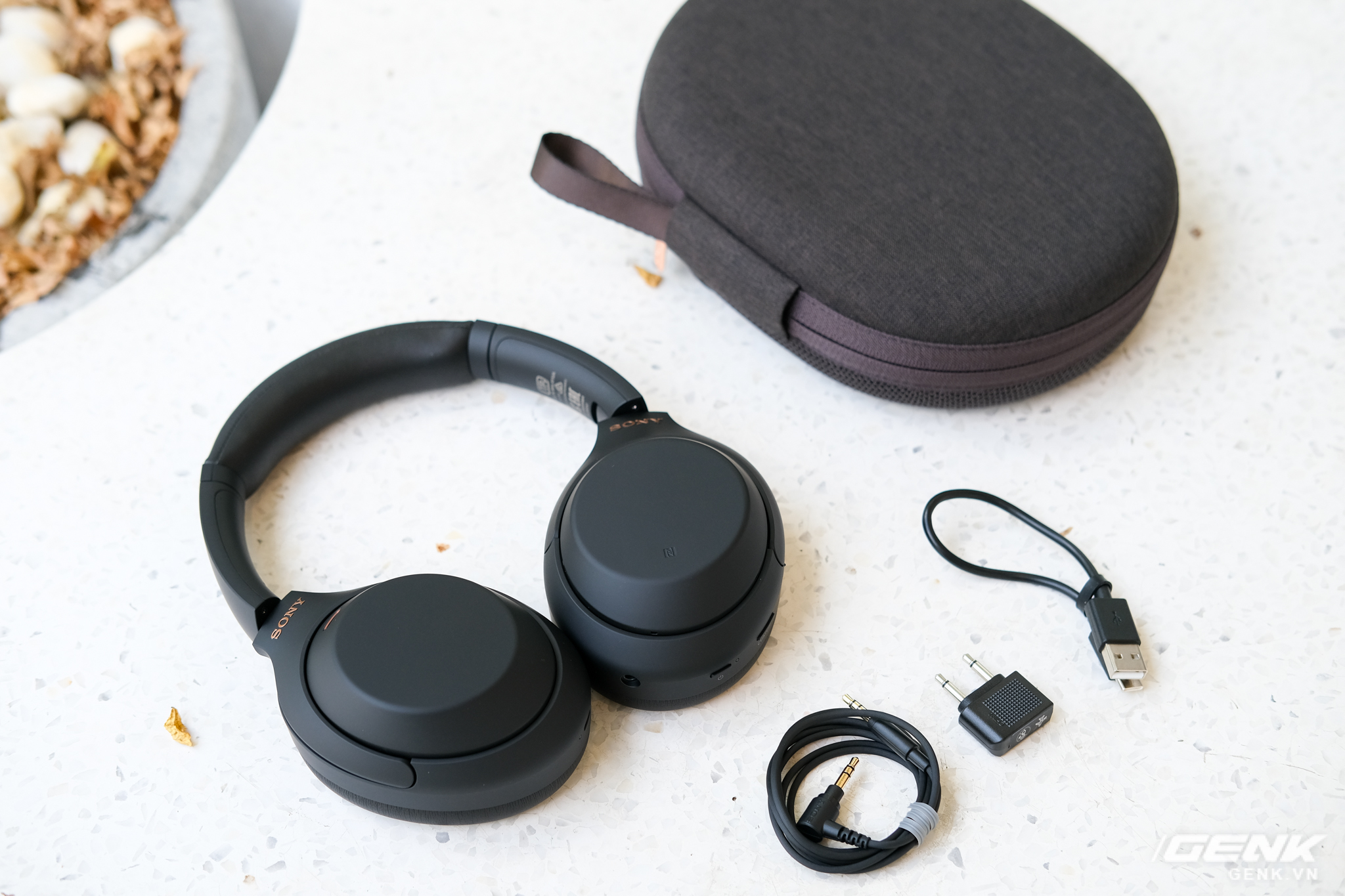 Trên tay tai nghe Sony WH-1000XM4: Ngoại hình không thay đổi, kết nối 1 lúc 2 thiết bị, nâng cấp chống ồn, giá 8,49 triệu đồng - Ảnh 3. Trên tay tai nghe Sony WH-1000XM4: Ngoại hình không thay đổi, kết nối 1 lúc 2 thiết bị, nâng cấp chống ồn, giá 8,49 triệu đồng - Ảnh 3.