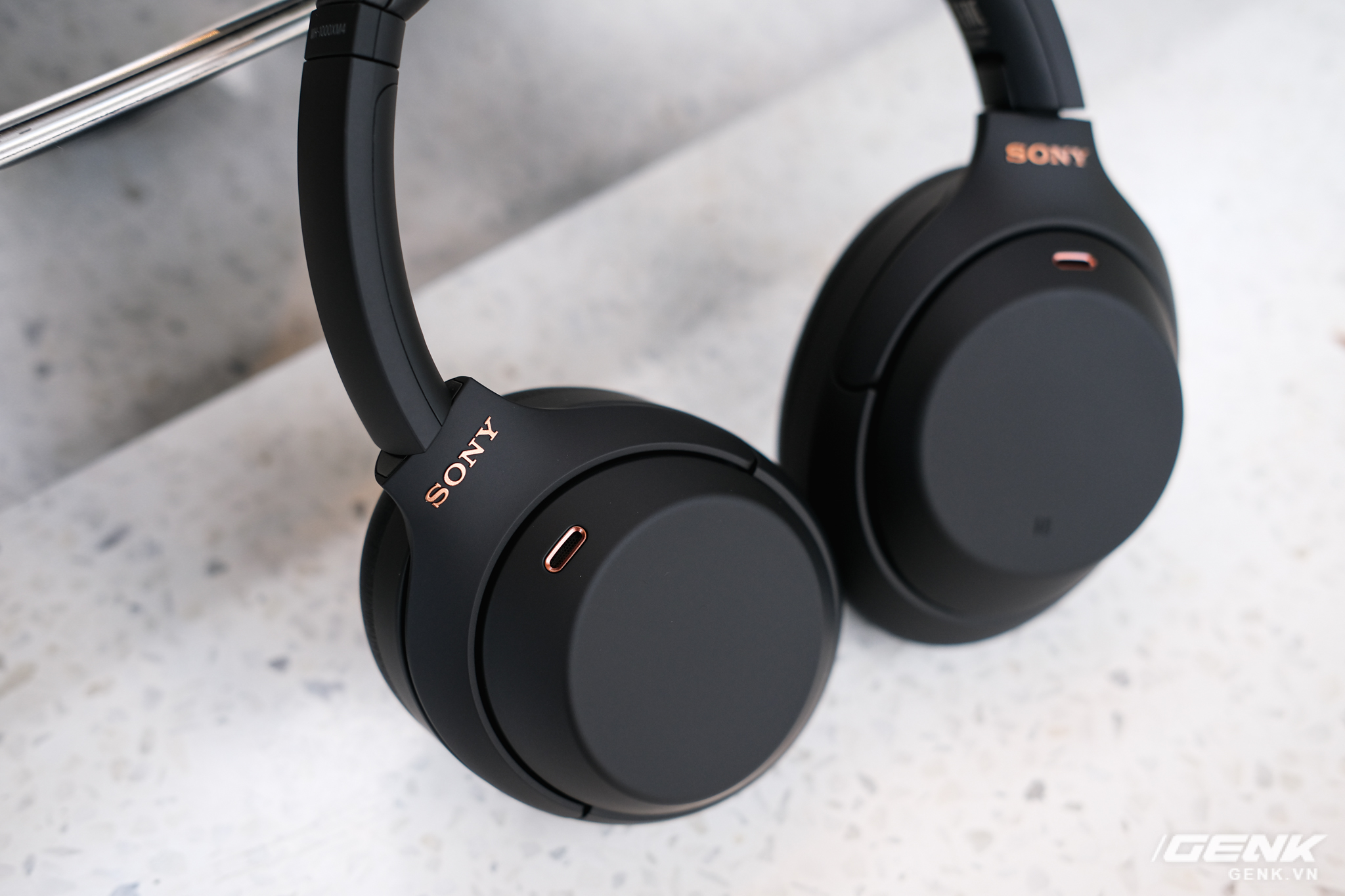 Trên tay tai nghe Sony WH-1000XM4: Ngoại hình không thay đổi, kết nối 1 lúc 2 thiết bị, nâng cấp chống ồn, giá 8,49 triệu đồng - Ảnh 9. Trên tay tai nghe Sony WH-1000XM4: Ngoại hình không thay đổi, kết nối 1 lúc 2 thiết bị, nâng cấp chống ồn, giá 8,49 triệu đồng - Ảnh 9.