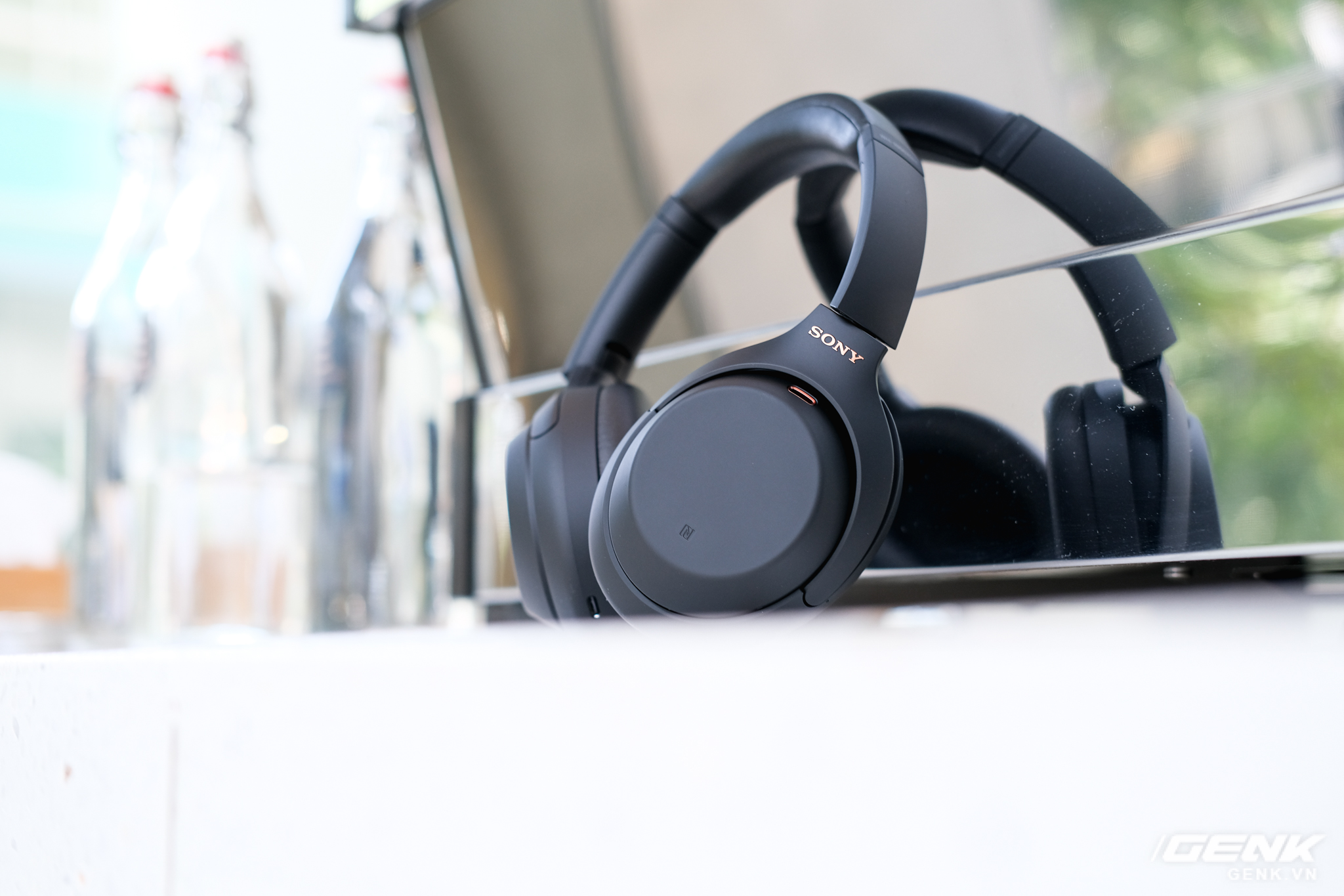 Trên tay tai nghe Sony WH-1000XM4: Ngoại hình không thay đổi, kết nối 1 lúc 2 thiết bị, nâng cấp chống ồn, giá 8,49 triệu đồng - Ảnh 8. Trên tay tai nghe Sony WH-1000XM4: Ngoại hình không thay đổi, kết nối 1 lúc 2 thiết bị, nâng cấp chống ồn, giá 8,49 triệu đồng - Ảnh 8.