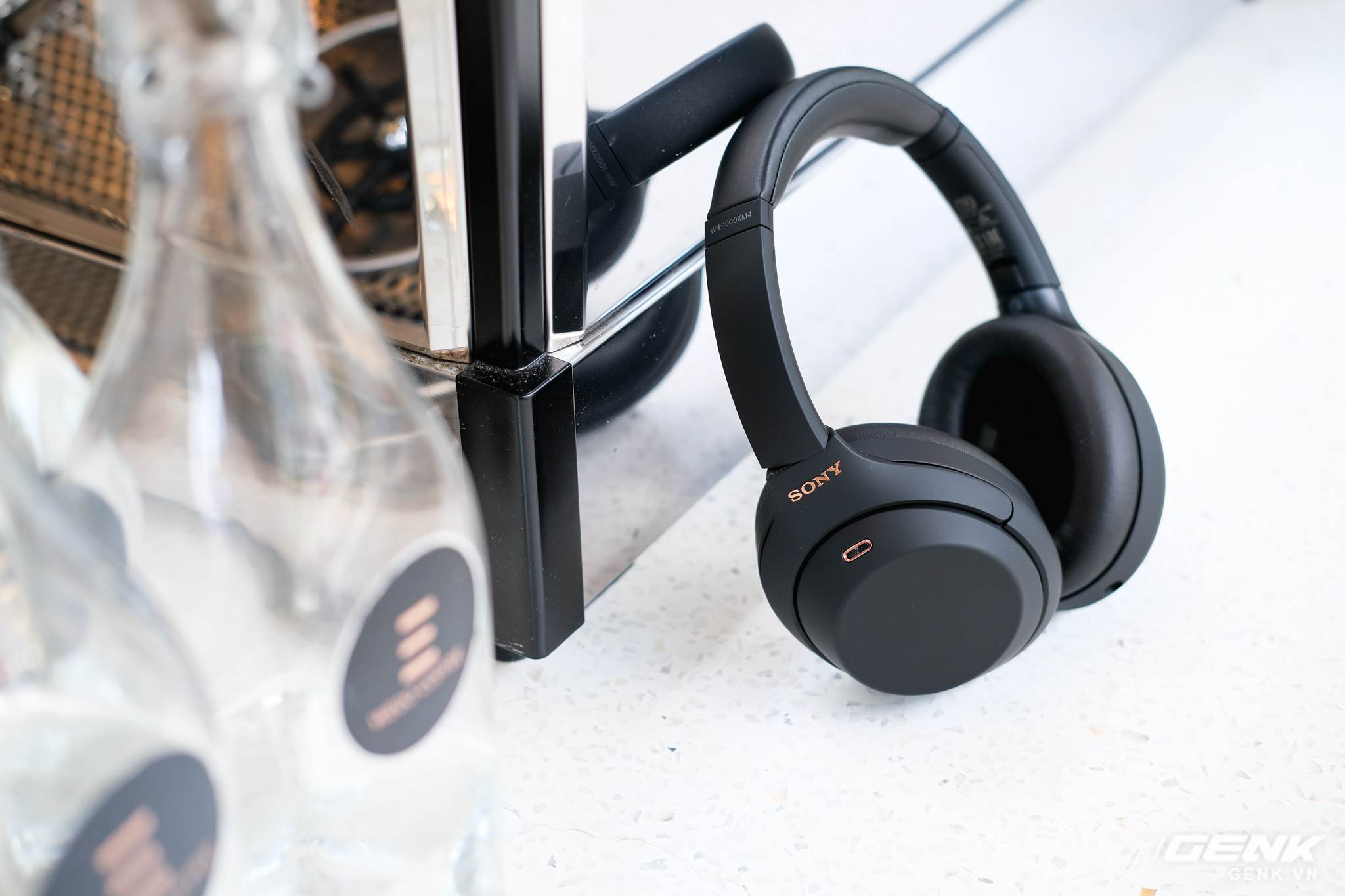 Trên tay tai nghe Sony WH-1000XM4: Ngoại hình không thay đổi, kết nối 1 lúc 2 thiết bị, nâng cấp chống ồn, giá 8,49 triệu đồng - Ảnh 10. Trên tay tai nghe Sony WH-1000XM4: Ngoại hình không thay đổi, kết nối 1 lúc 2 thiết bị, nâng cấp chống ồn, giá 8,49 triệu đồng - Ảnh 10.