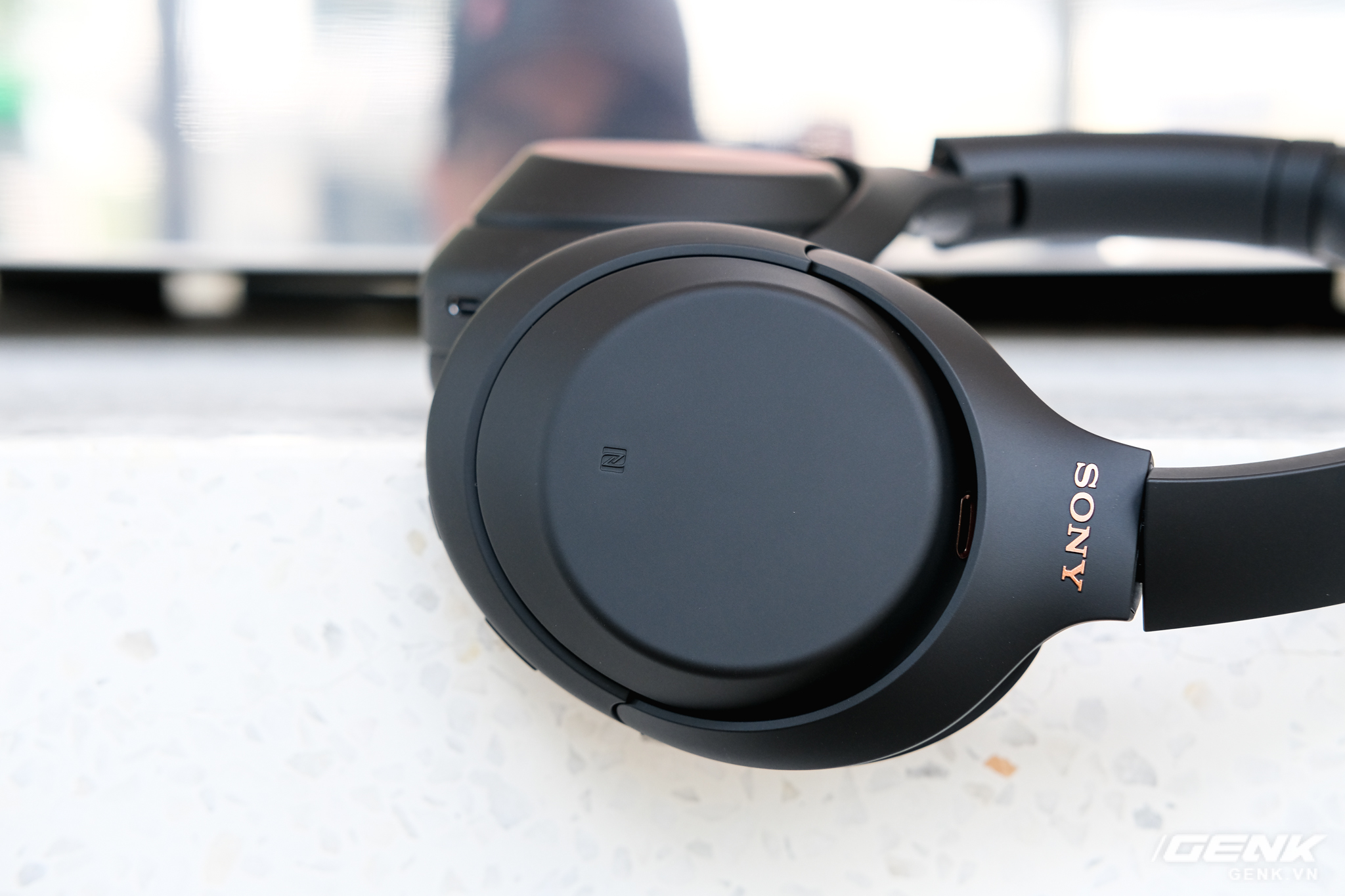 Trên tay tai nghe Sony WH-1000XM4: Ngoại hình không thay đổi, kết nối 1 lúc 2 thiết bị, nâng cấp chống ồn, giá 8,49 triệu đồng - Ảnh 7. Trên tay tai nghe Sony WH-1000XM4: Ngoại hình không thay đổi, kết nối 1 lúc 2 thiết bị, nâng cấp chống ồn, giá 8,49 triệu đồng - Ảnh 7.