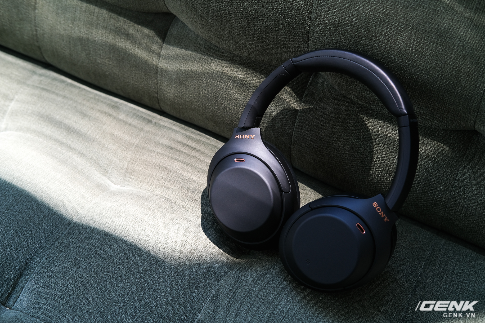 Trên tay tai nghe Sony WH-1000XM4: Ngoại hình không thay đổi, kết nối 1 lúc 2 thiết bị, nâng cấp chống ồn, giá 8,49 triệu đồng - Ảnh 13. Trên tay tai nghe Sony WH-1000XM4: Ngoại hình không thay đổi, kết nối 1 lúc 2 thiết bị, nâng cấp chống ồn, giá 8,49 triệu đồng - Ảnh 13.