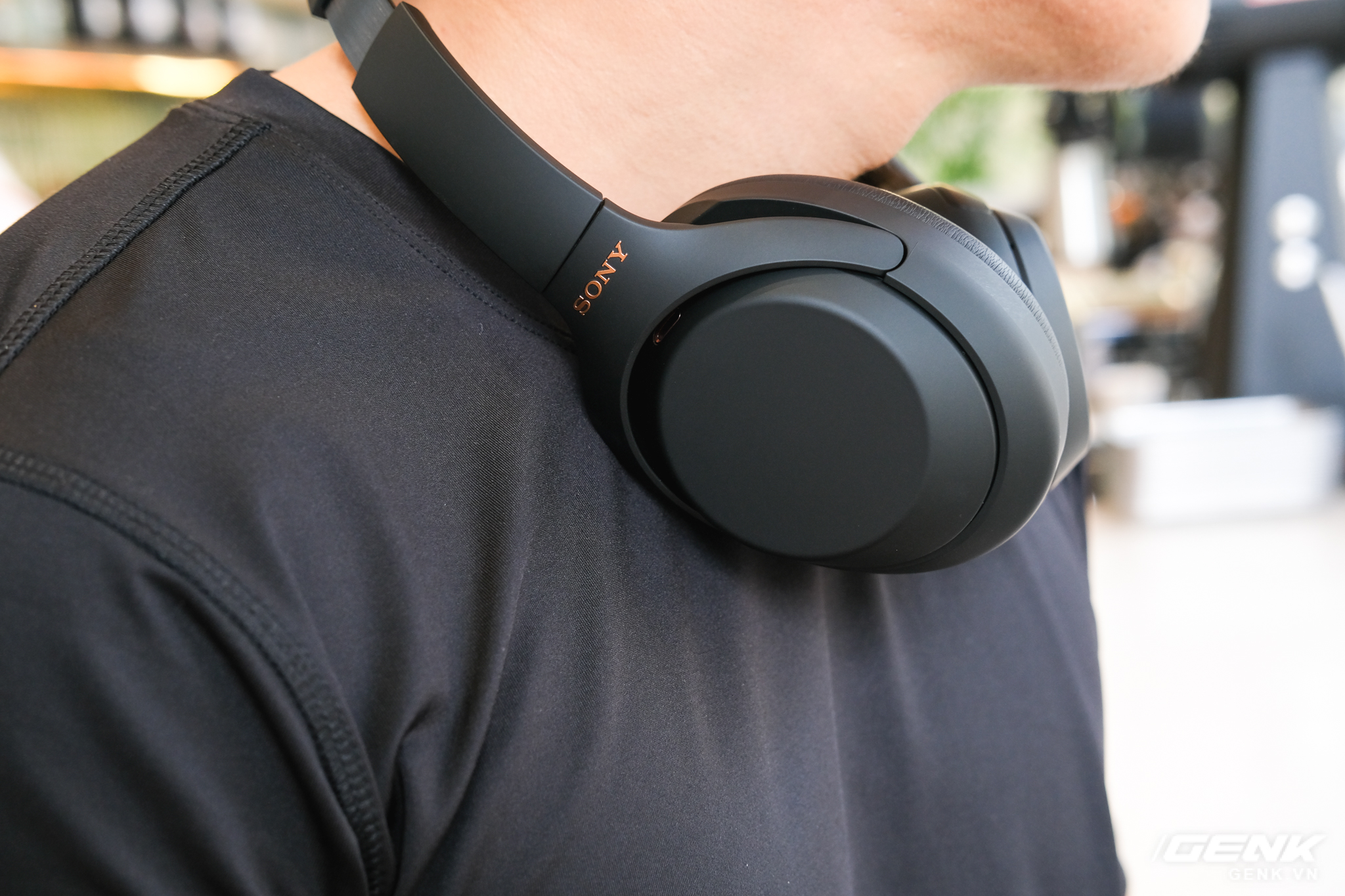 Trên tay tai nghe Sony WH-1000XM4: Ngoại hình không thay đổi, kết nối 1 lúc 2 thiết bị, nâng cấp chống ồn, giá 8,49 triệu đồng - Ảnh 14. Trên tay tai nghe Sony WH-1000XM4: Ngoại hình không thay đổi, kết nối 1 lúc 2 thiết bị, nâng cấp chống ồn, giá 8,49 triệu đồng - Ảnh 14.