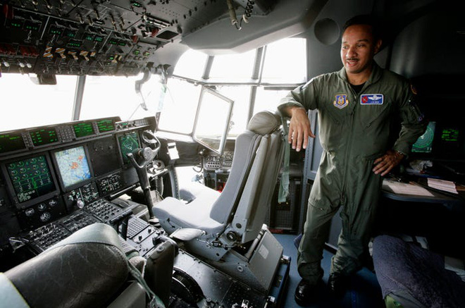 Gặp gỡ Thợ săn bão - máy bay táo bạo nhất nước Mỹ - Ảnh 12.