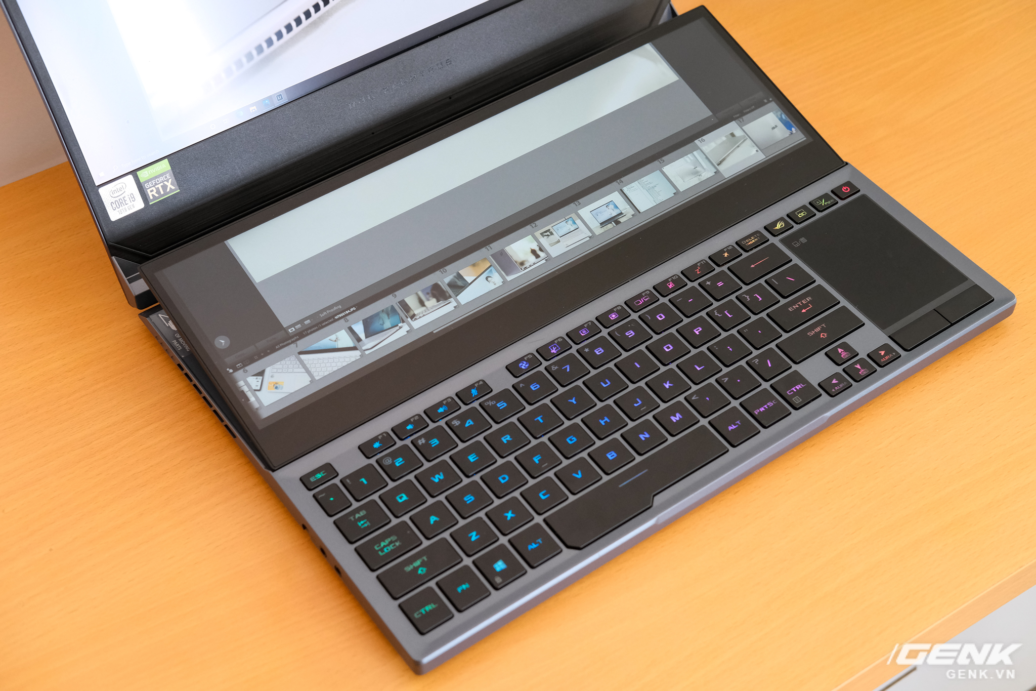 Cận cảnh laptop hai màn hình ROG Zephyrus Duo 15: Không gian hiển thị 2 x 4K đã mắt, cấu hình khủng long, chơi game đã hơn, giá cũng hoảng hơn - Ảnh 4. Cận cảnh laptop hai màn hình ROG Zephyrus Duo 15: Không gian hiển thị 2 x 4K đã mắt, cấu hình khủng long, chơi game đã hơn, giá cũng hoảng hơn - Ảnh 4.