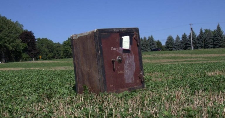 Ông nông dân Mỹ phát hiện ra cái két sắt bí ẩn nằm chỏng chơ giữa cánh đồng nhà mình - Ảnh 1.