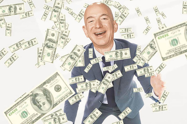  Tài sản của Jeff Bezos vừa vượt 200 tỷ USD, nhiều nhân viên lập máy chém biểu tình trước dinh thự - Ảnh 3.