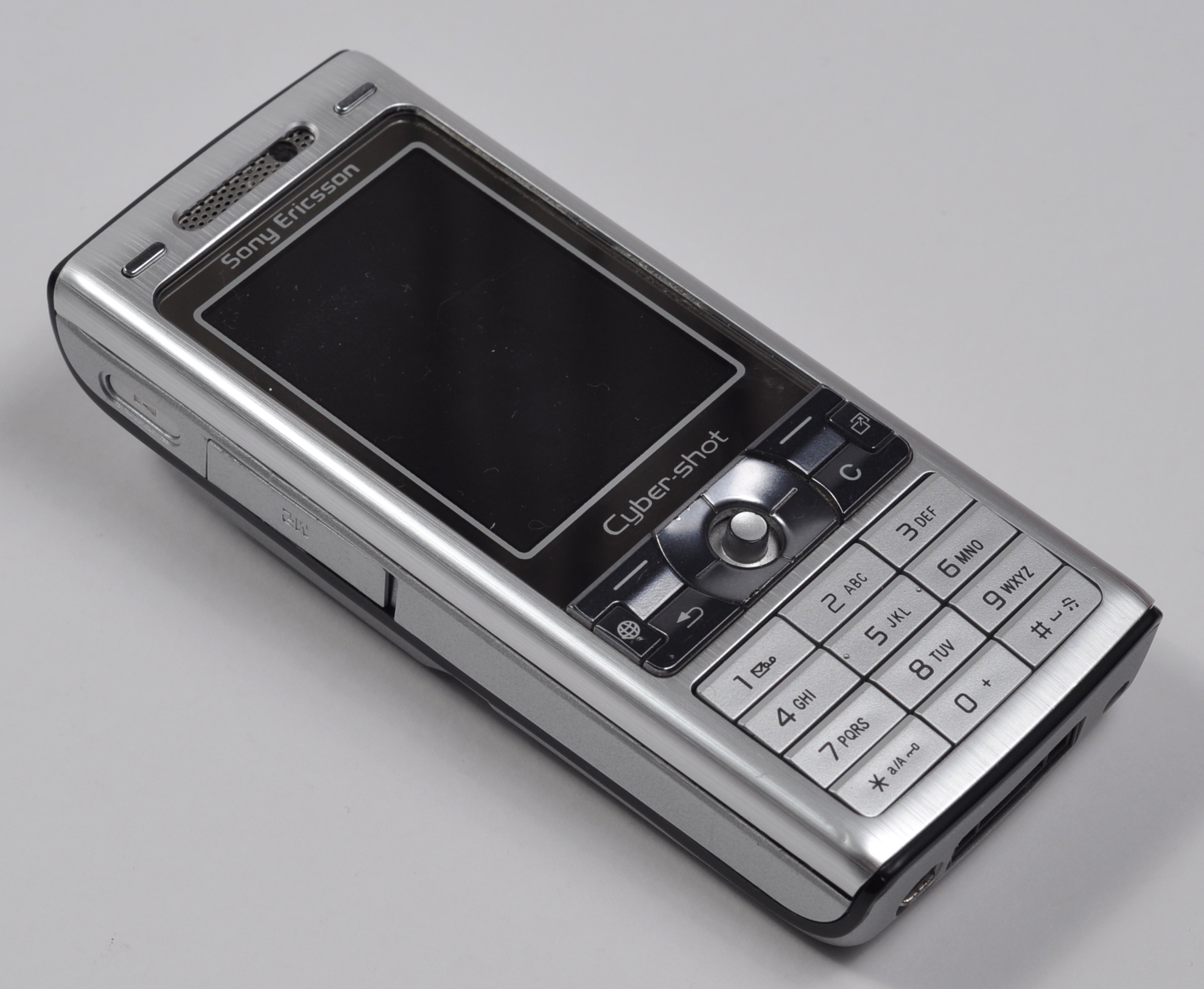 Nhìn lại Sony Ericsson K800: Chiếc điện thoại vừa ngầu vừa đa tài, bằng ...
