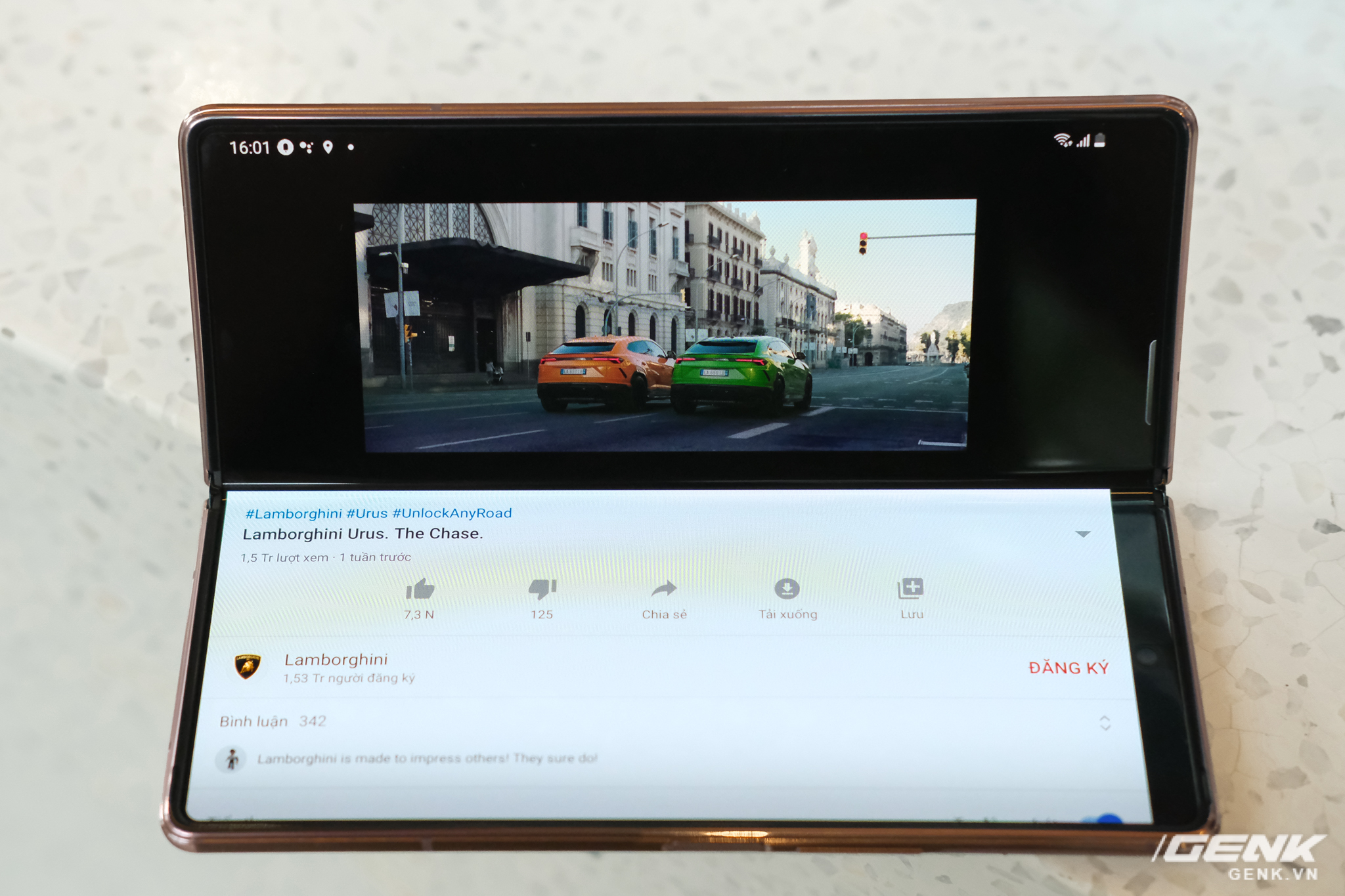 Mở Hộp điện Thoại Gập đoi Khong Gay Của Samsung Cai Gi Cũng đẹp Mỗi Tội Gia Dễ Ngất