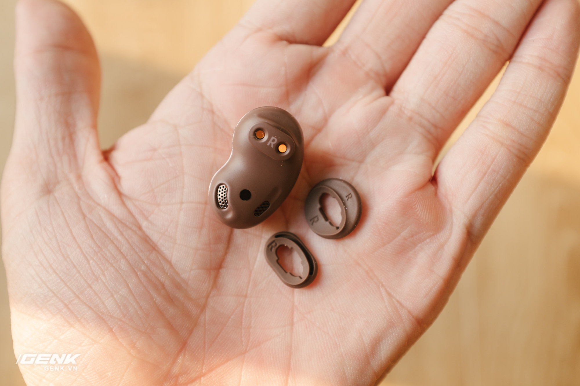 Đánh giá tai nghe hạt đậu Samsung Galaxy Buds Live: Sự thiếu hoàn hảo có cá tính - Ảnh 7. Đánh giá tai nghe hạt đậu Samsung Galaxy Buds Live: Sự thiếu hoàn hảo có cá tính - Ảnh 7.