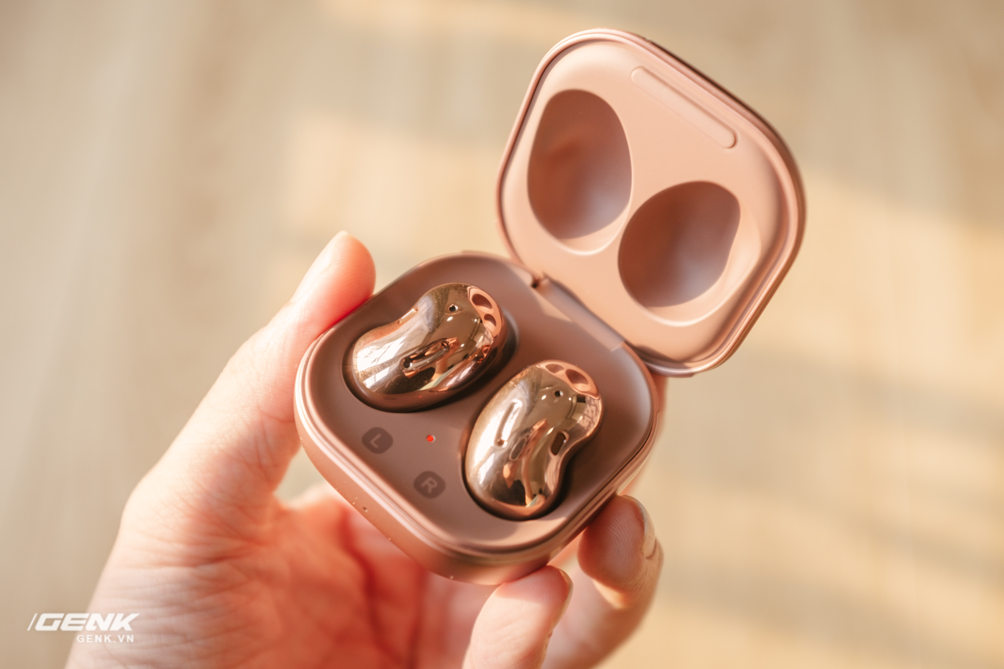 Đánh giá tai nghe hạt đậu Samsung Galaxy Buds Live: Sự thiếu hoàn hảo có cá tính - Ảnh 11. Đánh giá tai nghe hạt đậu Samsung Galaxy Buds Live: Sự thiếu hoàn hảo có cá tính - Ảnh 11.