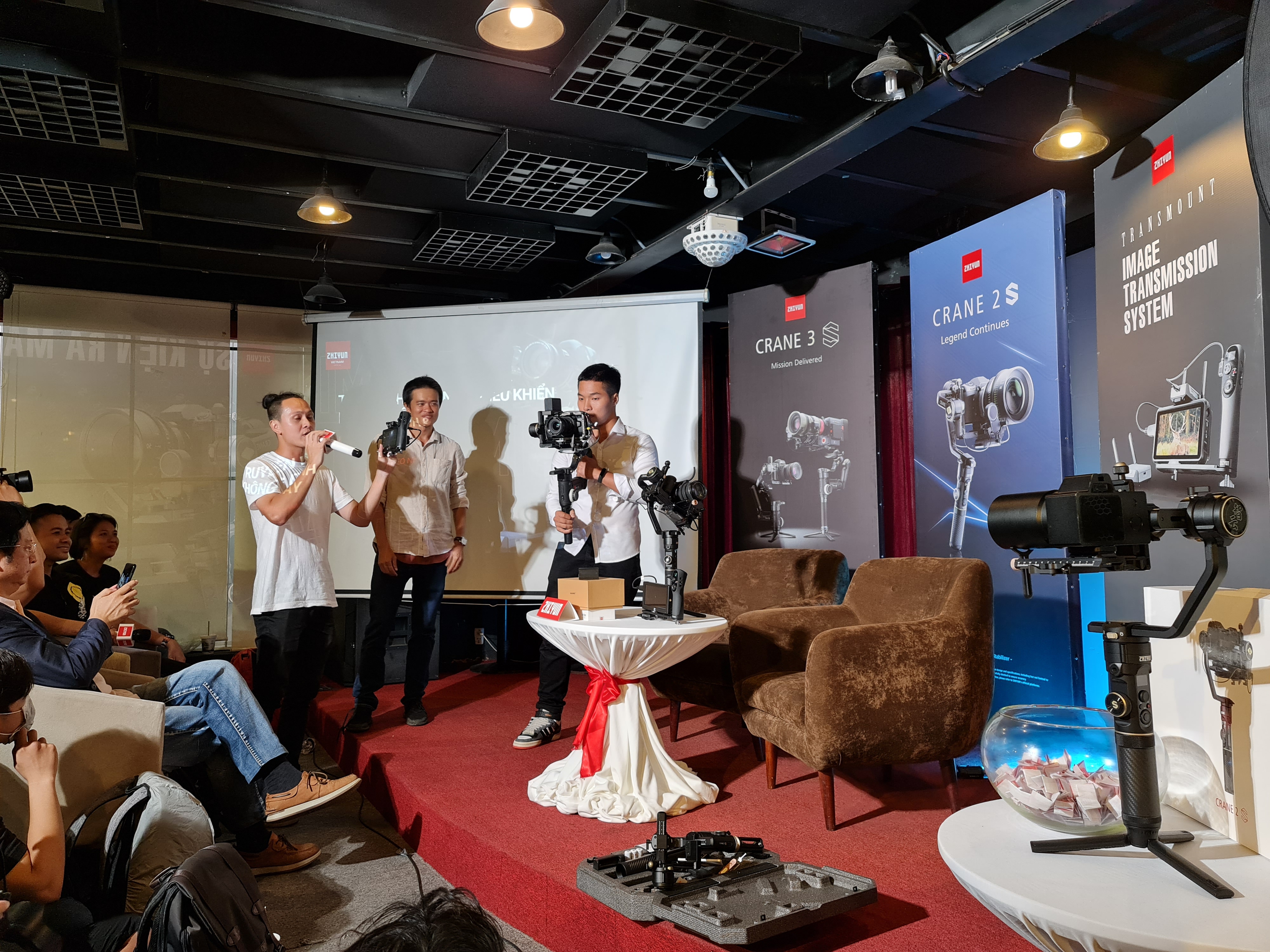 Gimbal Zhiyun CRANE 2S chính thức ra mắt tại Việt Nam: chịu tải lớn, thiết lập linh hoạt, gía 13.9 triệu đồng - Ảnh 1. Gimbal Zhiyun CRANE 2S chính thức ra mắt tại Việt Nam: chịu tải lớn, thiết lập linh hoạt, gía 13.9 triệu đồng - Ảnh 1.