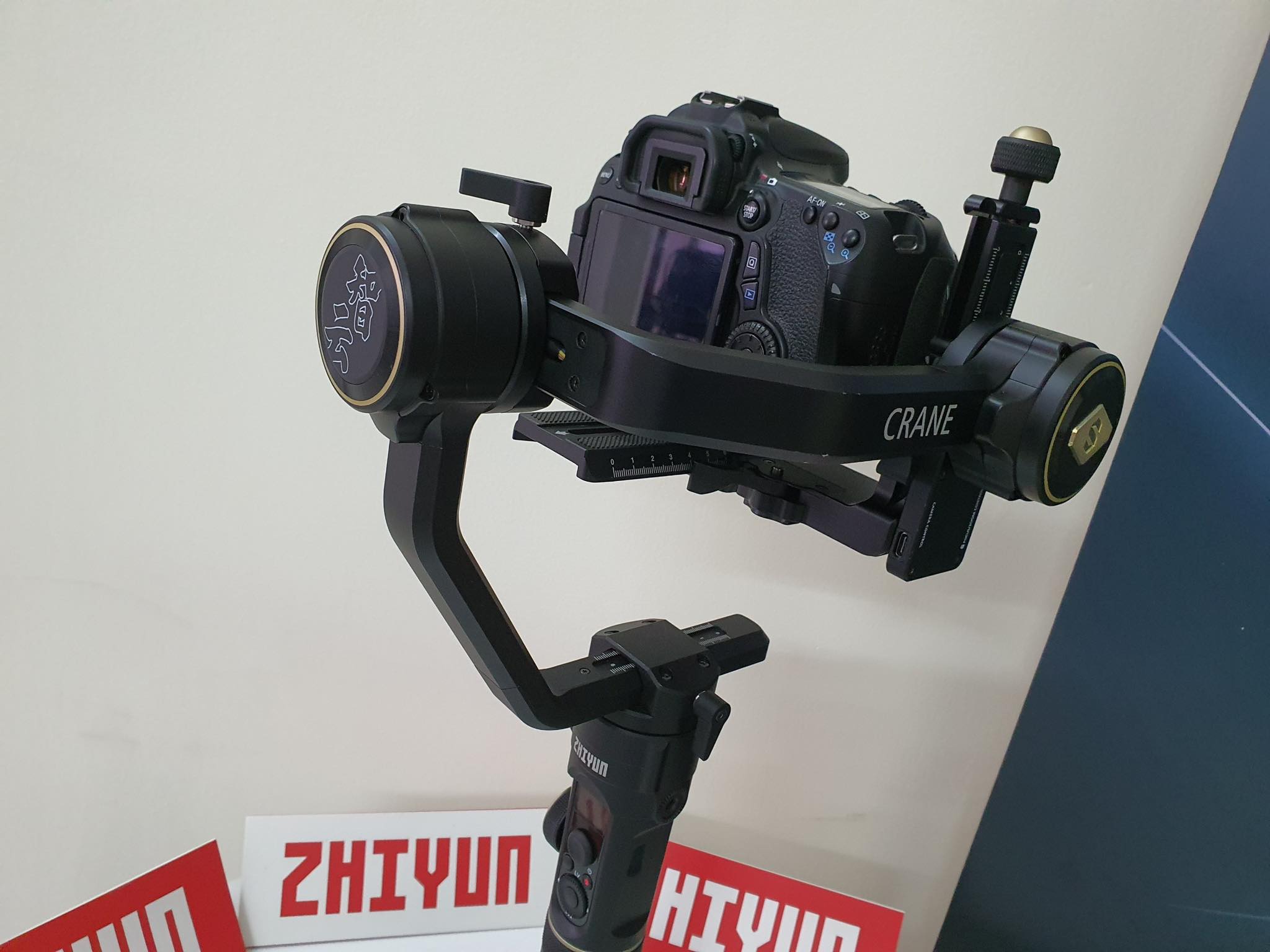 Gimbal Zhiyun CRANE 2S chính thức ra mắt tại Việt Nam: chịu tải lớn, thiết lập linh hoạt, gía 13.9 triệu đồng - Ảnh 2. Gimbal Zhiyun CRANE 2S chính thức ra mắt tại Việt Nam: chịu tải lớn, thiết lập linh hoạt, gía 13.9 triệu đồng - Ảnh 2.