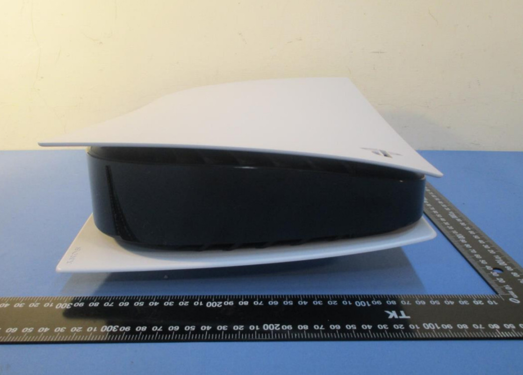 Lộ ảnh thực tế PlayStation 5, một chiếc console có kích thước khổng lồ - Ảnh 3. Lộ ảnh thực tế PlayStation 5, một chiếc console có kích thước khổng lồ - Ảnh 3.