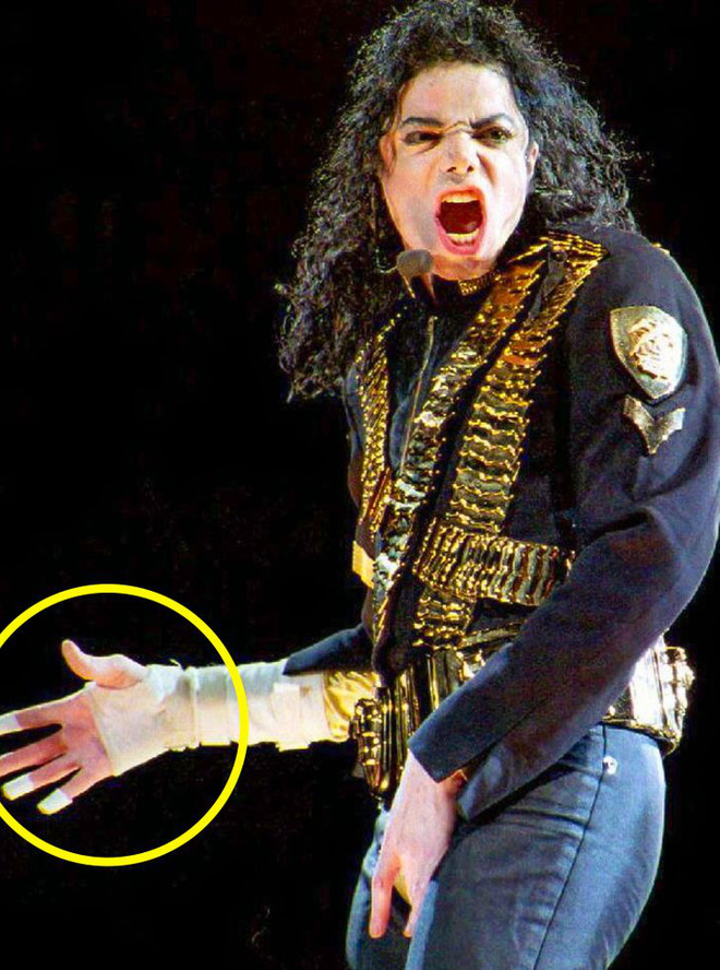 9 bí mật đằng sau trang phục trình diễn của huyền thoại Michael Jackson:  Tưởng quái đản nhưng đều có mục đích, số 3 đảm bảo sẽ khiến bạn bất ngờ