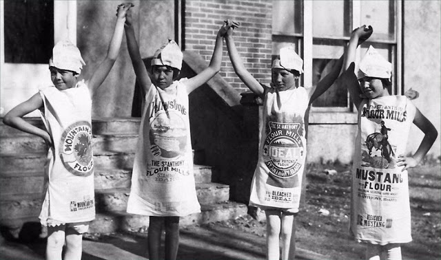 Phát hiện nhiều phụ nữ may quần áo bằng bao tải vì quá nghèo, công ty lúa mì ở Mỹ dùng vải hoa làm bao tải để mọi người có trang phục đẹp hơn - Ảnh 2.