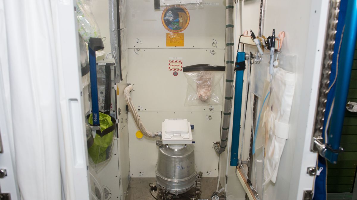 Mẫu toilet trị giá 529 tỷ đồng này sắp được NASA phóng vào vũ trụ - Ảnh 3. Mẫu toilet trị giá 529 tỷ đồng này sắp được NASA phóng vào vũ trụ - Ảnh 3.