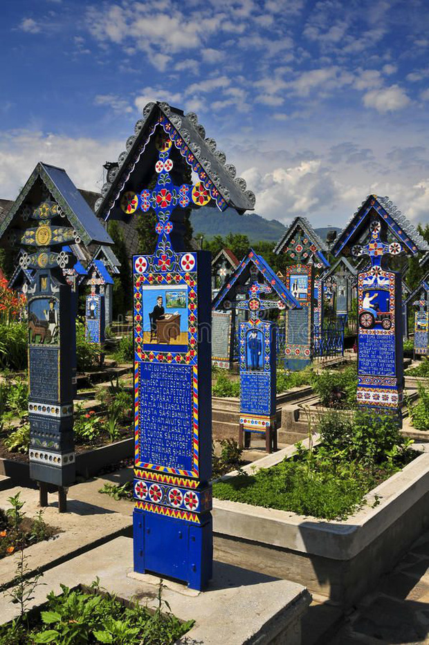 Ngôi làng Rumani có truyền thống khắc thơ tục tĩu và cợt nhả lên bia mộ người đã khuất - Ảnh 1.
