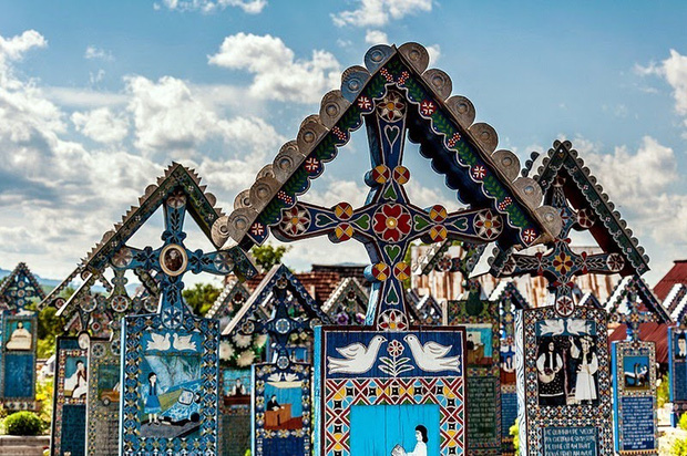 Ngôi làng Rumani có truyền thống khắc thơ tục tĩu và cợt nhả lên bia mộ người đã khuất - Ảnh 3.