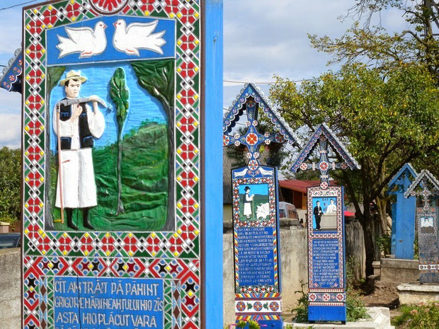 Ngôi làng Rumani có truyền thống khắc thơ tục tĩu và cợt nhả lên bia mộ người đã khuất - Ảnh 4.
