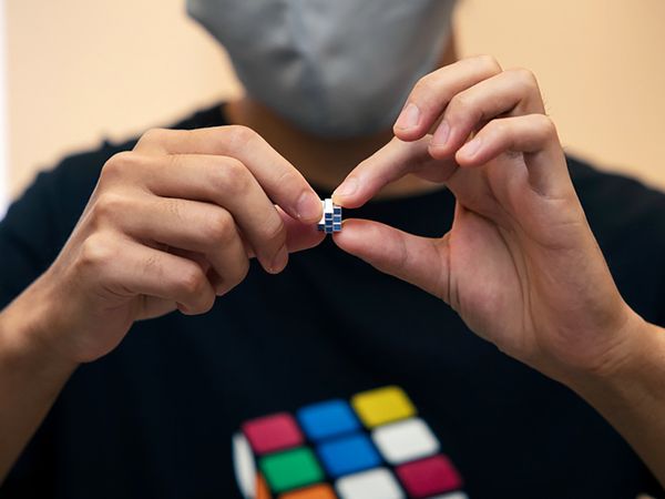 Người Nhật chế tạo khối Rubik nhỏ nhất thế giới với giá bán đắt đến bất ngờ - Ảnh 2.