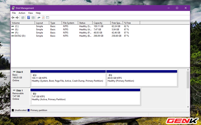 Cửa sổ Disk Management xuất hiện và danh sách các phân vùng, cũng như các ổ cứng gắn ngoài, USB sẽ hiện diện đầy đủ và dễ quan sát.