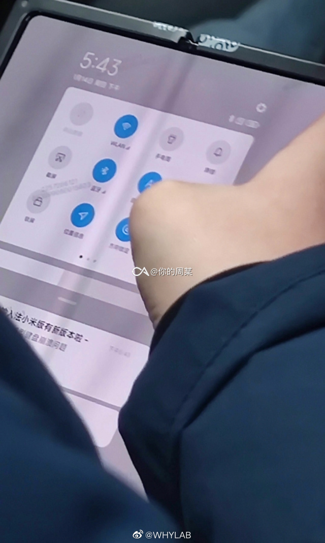 Lộ hình ảnh thực tế được cho là smartphone màn hình gập của Xiaomi - Ảnh 3.