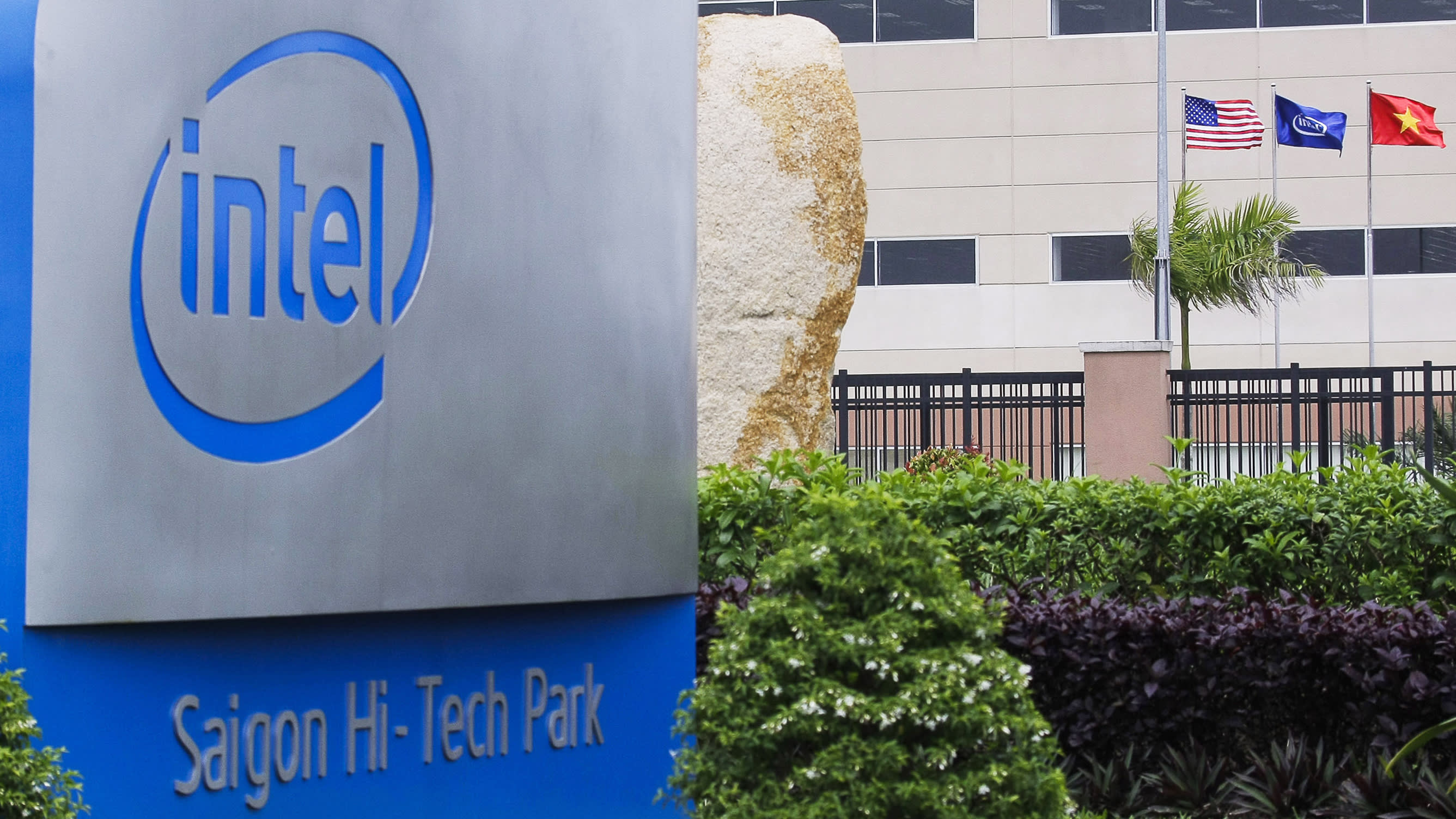 Intel đầu tư thêm gần 500 triệu USD vào Việt Nam, mở rộng sản xuất chip và sản phẩm 5G - Ảnh 1. Intel đầu tư thêm gần 500 triệu USD vào Việt Nam, mở rộng sản xuất chip và sản phẩm 5G - Ảnh 1.