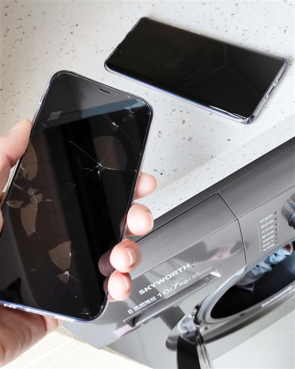 Cô gái vô tình ném cả Huawei Mate40 và iPhone 12 vào máy giặt, kết quả lúc lấy ra đầy bất ngờ - Ảnh 2. Cô gái vô tình ném cả Huawei Mate40 và iPhone 12 vào máy giặt, kết quả lúc lấy ra đầy bất ngờ - Ảnh 2.