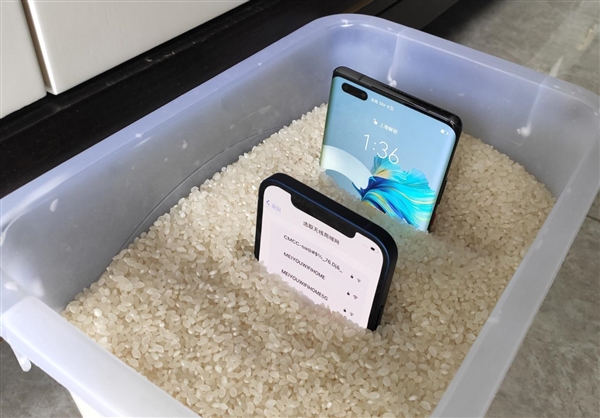 Cô gái vô tình ném cả Huawei Mate40 và iPhone 12 vào máy giặt, kết quả lúc lấy ra đầy bất ngờ - Ảnh 3. Cô gái vô tình ném cả Huawei Mate40 và iPhone 12 vào máy giặt, kết quả lúc lấy ra đầy bất ngờ - Ảnh 3.