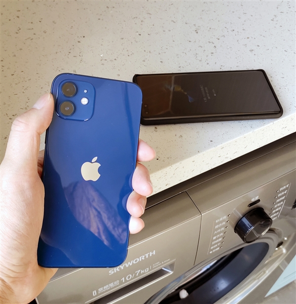 Cô gái vô tình ném cả Huawei Mate40 và iPhone 12 vào máy giặt, kết quả lúc lấy ra đầy bất ngờ - Ảnh 4. Cô gái vô tình ném cả Huawei Mate40 và iPhone 12 vào máy giặt, kết quả lúc lấy ra đầy bất ngờ - Ảnh 4.
