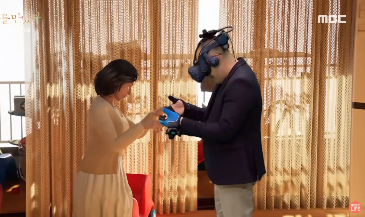 Xúc động cảnh người chồng gặp lại vợ đã mất nhờ công nghệ VR: Em không còn đau đớn nữa chứ? - Ảnh 2. Xúc động cảnh người chồng gặp lại vợ đã mất nhờ công nghệ VR: Em không còn đau đớn nữa chứ? - Ảnh 2.