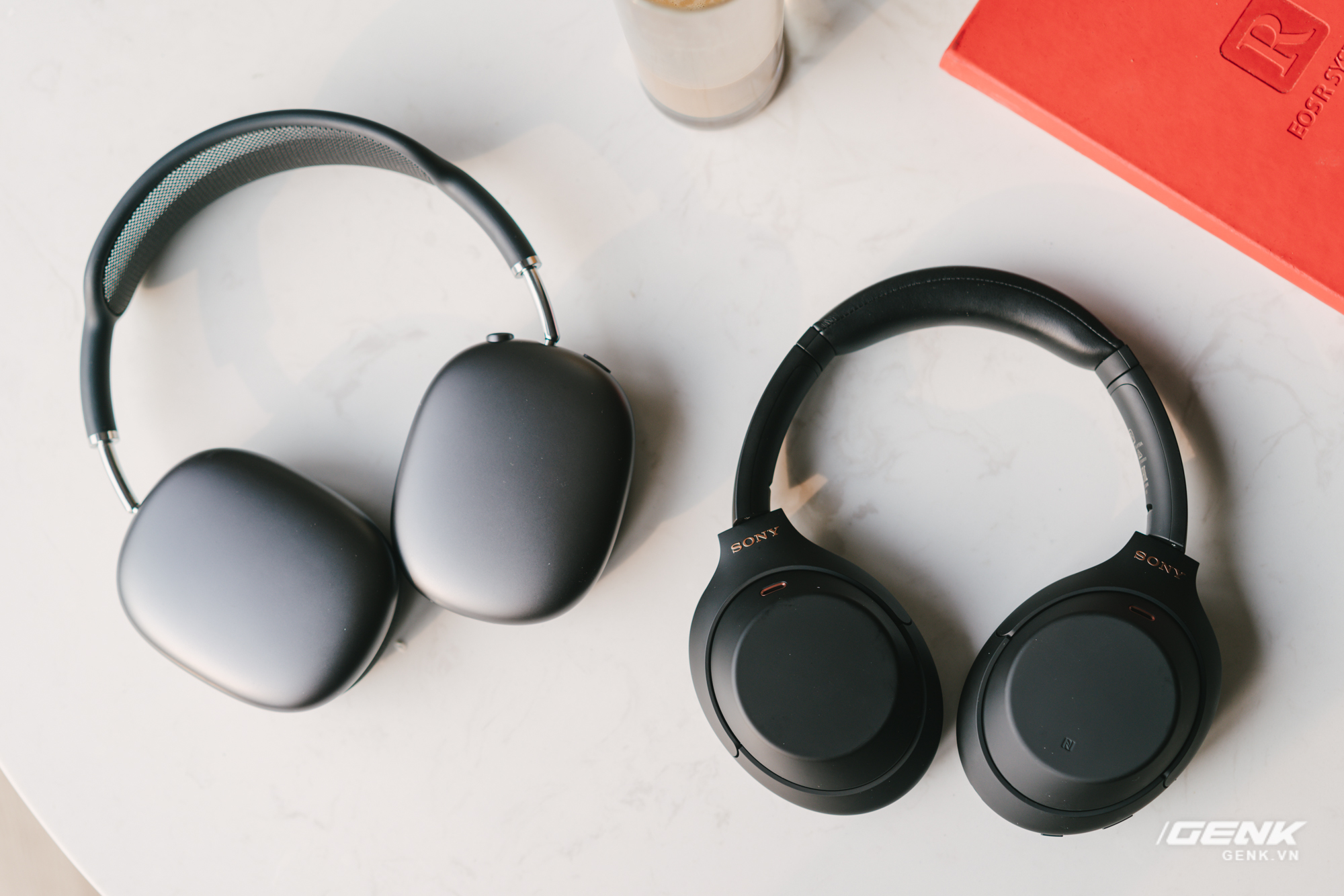 So găng Apple AirPods Max và Sony WH-1000Xm4: Tưởng giống nhau nhưng lại quá khác biệt - Ảnh 1. So găng Apple AirPods Max và Sony WH-1000Xm4: Tưởng giống nhau nhưng lại quá khác biệt - Ảnh 1.