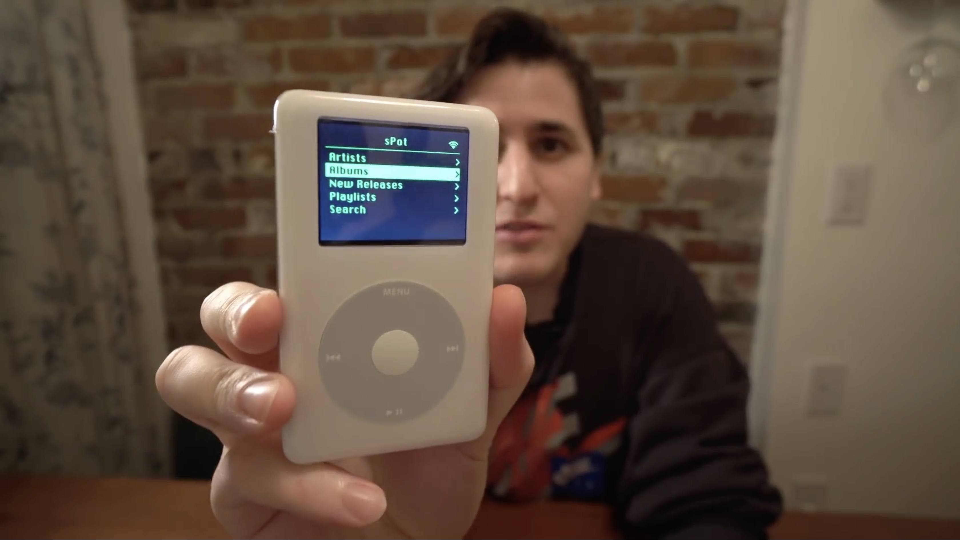 YouTuber hack iPod Classic để nghe được nhạc từ Spotify, tích hợp cả Wi-Fi và Bluetooth - Ảnh 1. YouTuber hack iPod Classic để nghe được nhạc từ Spotify, tích hợp cả Wi-Fi và Bluetooth - Ảnh 1.