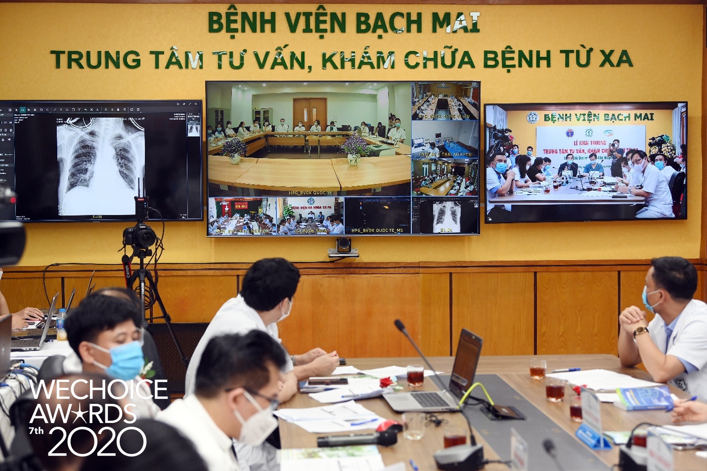 Telehealth - Cánh tay nối dài diệu kỳ giúp bác sĩ Việt Nam phẫu thuật cho bệnh nhân từ khoảng cách hàng trăm km lọt top đề cử WeChoice Awards 2020 - Ảnh 2. Telehealth - Cánh tay nối dài diệu kỳ giúp bác sĩ Việt Nam phẫu thuật cho bệnh nhân từ khoảng cách hàng trăm km lọt top đề cử WeChoice Awards 2020 - Ảnh 2.