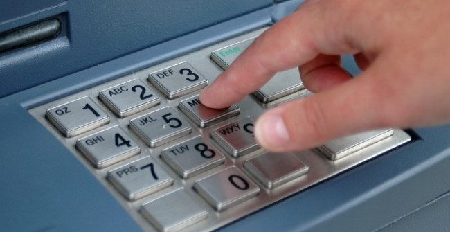 Tại sao bàn phím trên máy ATM luôn được làm bằng kim loại? - Ảnh 1.