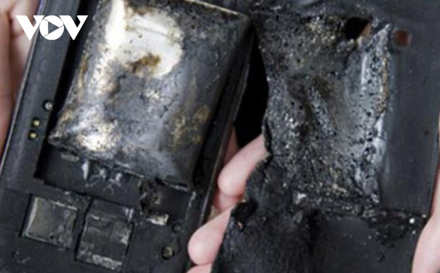  Nam sinh tử vong do điện thoại phát nổ khi đang học online: Lửa bén vào áo khoác bùng cháy - Ảnh 1.