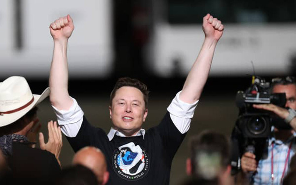 Elon Musk đang là số 1 về mọi thứ: Là người giàu nhất hành tinh, sở hữu 2 công ty, 1 là nhà sản xuất xe điện lớn nhất, 1 là công ty hàng không vũ trụ giá trị nhất thế giới - Ảnh 1.