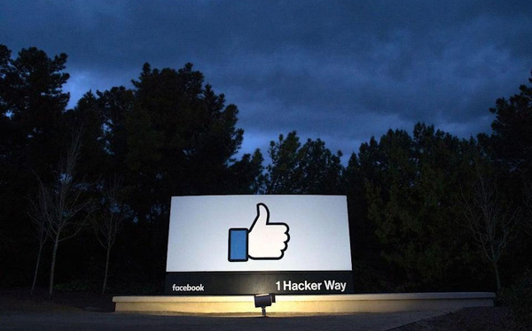 Sự cố rung chuyển toàn cầu của Facebook: Đột ngột ngừng hoạt động như thể nói Tạm biệt chúng tôi đi đây khiến 3,5 tỷ người dùng chao đảo, không thể làm việc, giao tiếp, kiếm tiền - Ảnh 1.