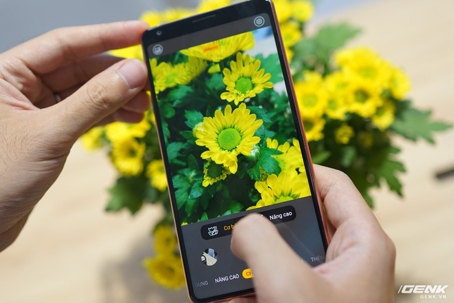 CEO BKAV Nguyễn Tử Quảng: Bphone là smartphone đầu tiên trên thế giới có tính năng chụp ảnh macro, tính ứng dụng hơn các hãng khác nên được Bfans khen ngợi - Ảnh 1.