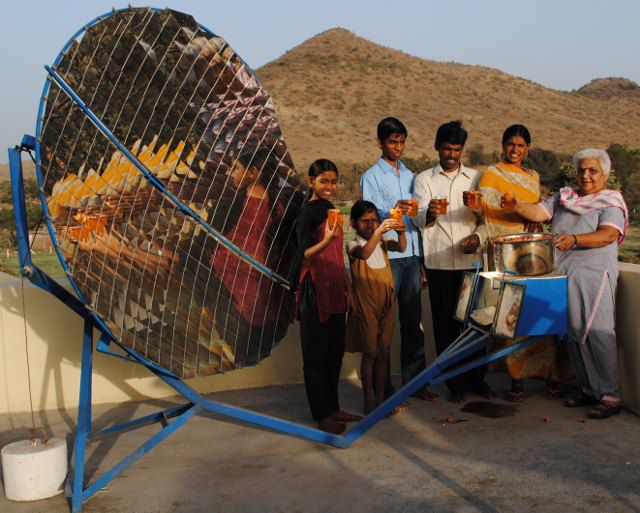 Ấn Độ: Cả ngôi làng nấu ăn bằng năng lượng mặt trời để cứu rừng - Ảnh 8.