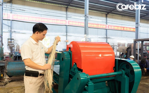 Bach Khoa engineer returned to his hometown to 'tear' the banana body into garment fibers, press the residue into a disposable container, replacing the 500-year-old plastic that decomposes - Photo 1.