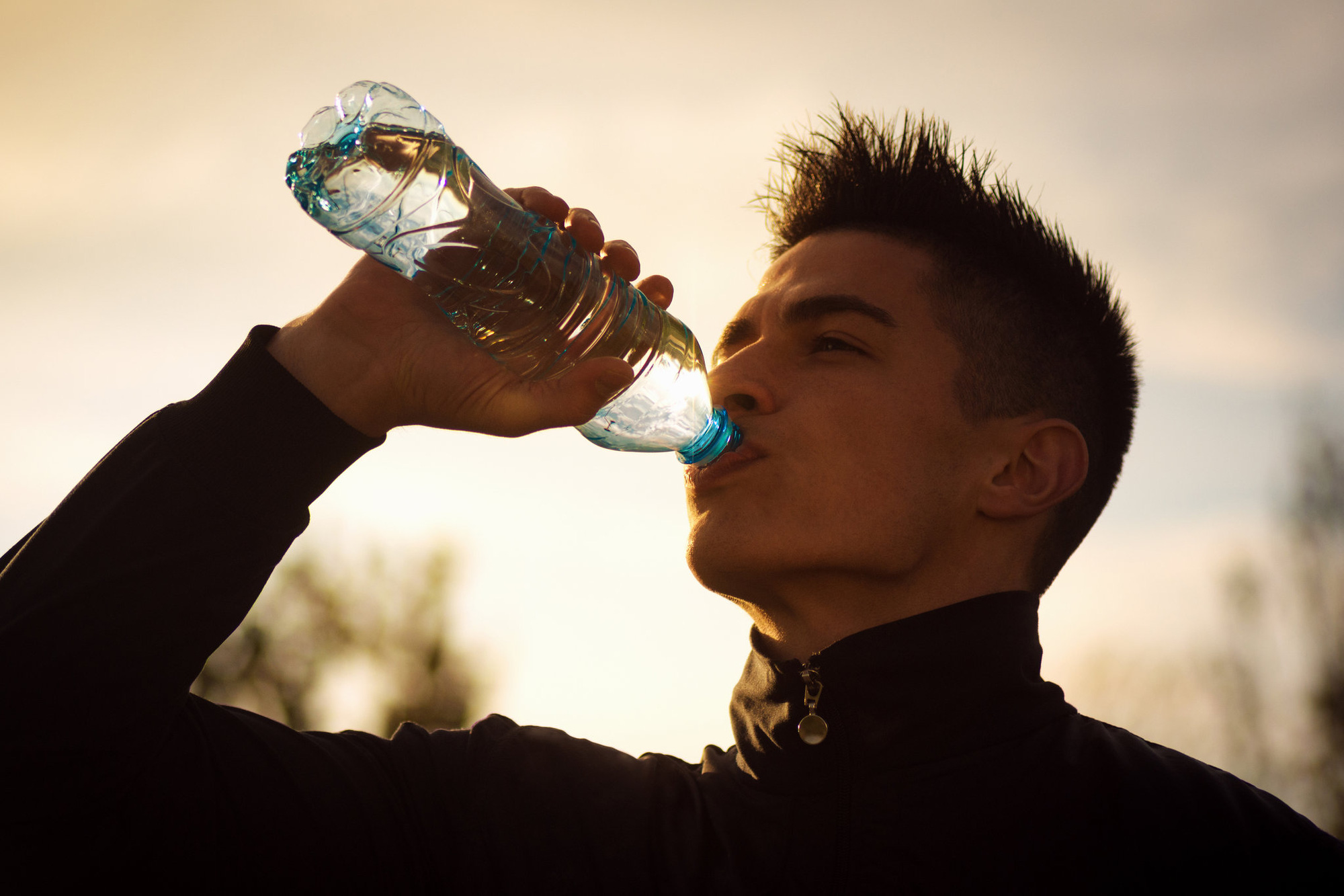 Drinking an alkaline water, 20 adults and 5 children in the US had liver failure, one person died - Photo 7.