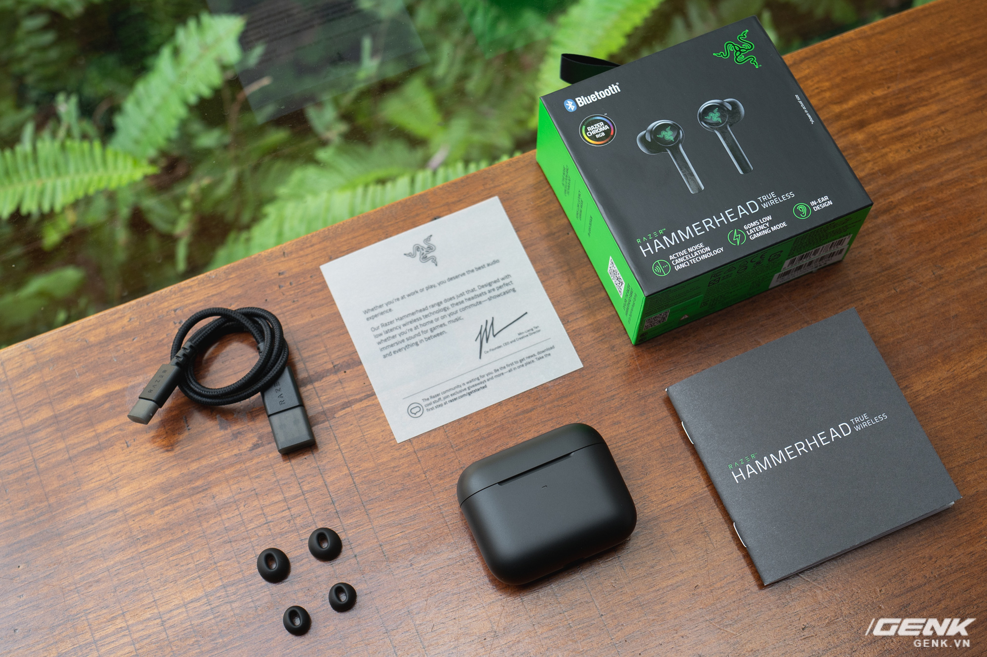 Open the box Razer Hammerhead TWS 2021 (Gen 2): Active noise cancellation, RGB color changing lights, 60ms low audio latency, worth an upgrade compared to the 2019 version - Photo 3.