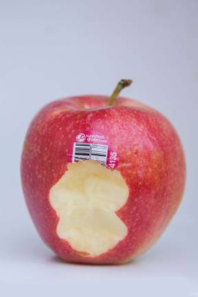 The origin of the stickers on the fruit and can you eat them?  - Photo 3.