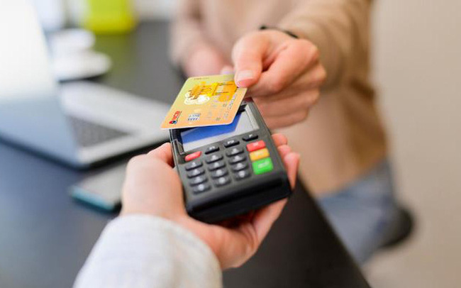  Chú ý: Thẻ từ ATM sẽ không dùng được sau 31/12/2021, làm sao để đổi sang thẻ chip nhanh, các ngân hàng thu phí đổi thẻ thế nào? - Ảnh 1.